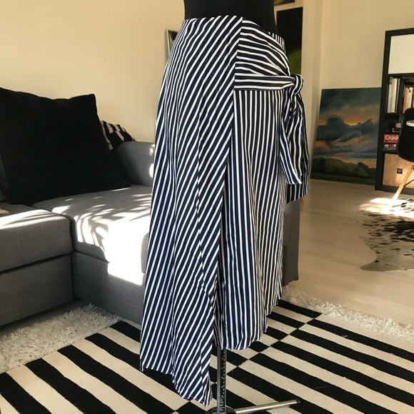 NY & Company - Striped Tie-Front Hi-Lo Skirt 💃🏻 - Picture 4 of 8